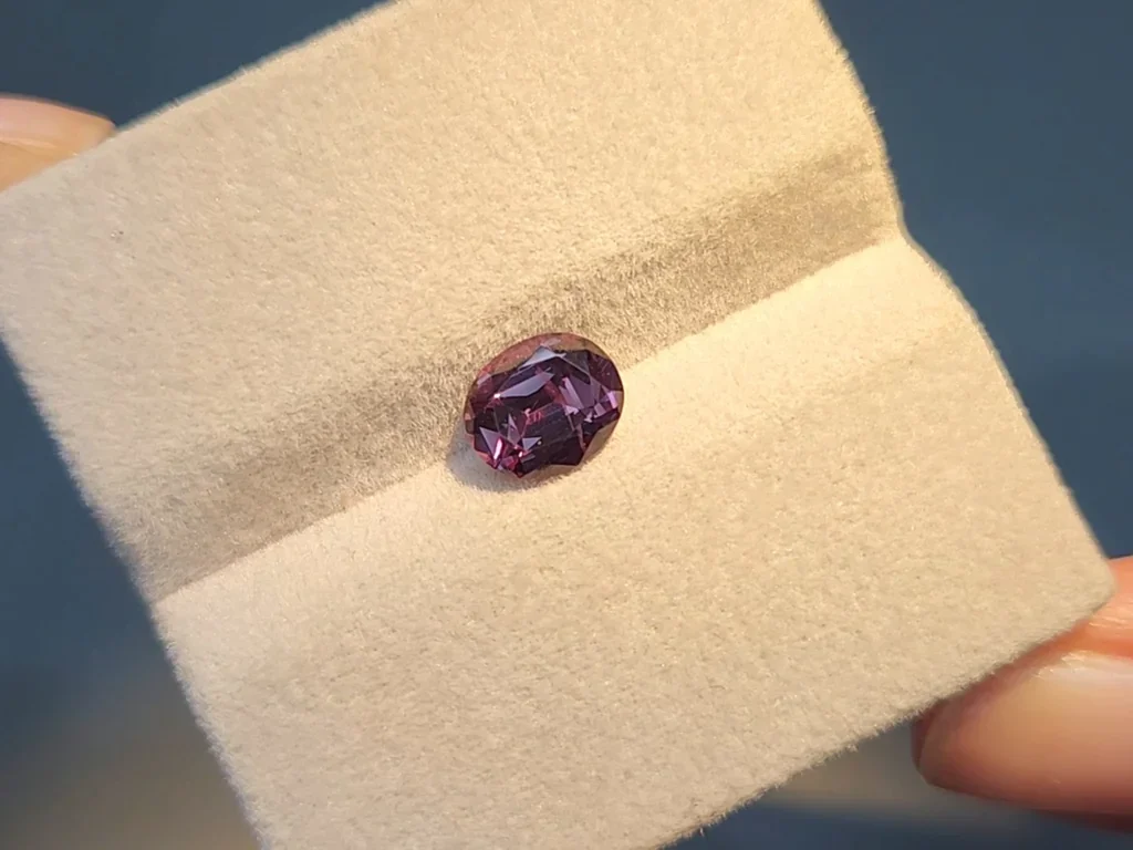 Garnet color change oval cut 1.75 carats, Sri Lanka Image №9