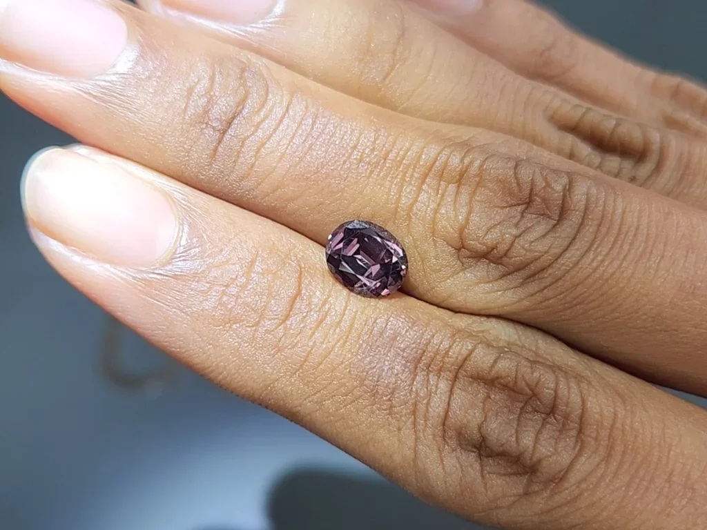 Garnet color change oval cut 1.75 carats, Sri Lanka Image №3
