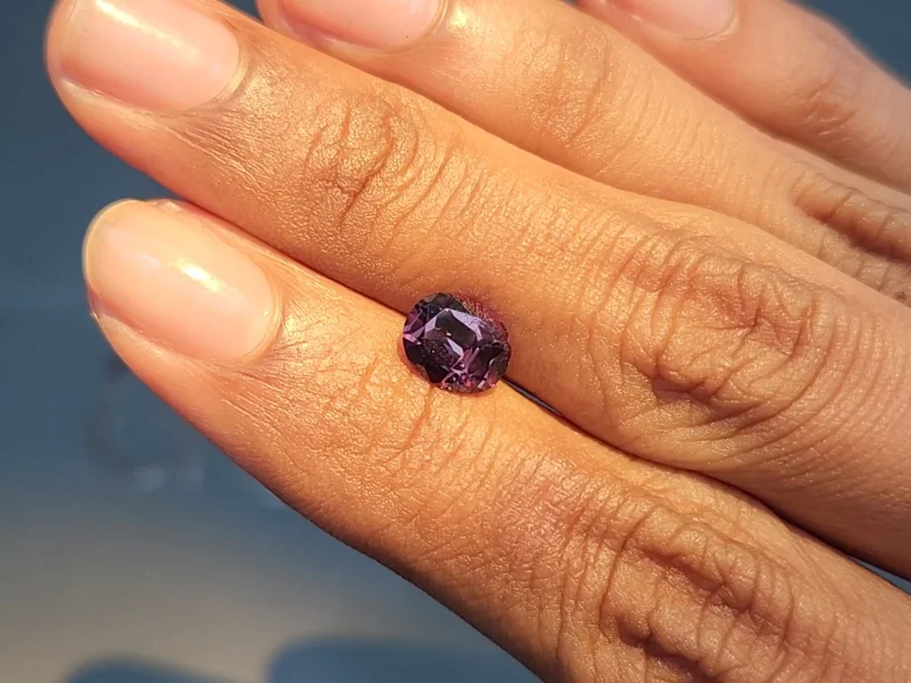 Garnet color change oval cut 1.75 carats, Sri Lanka Image №4