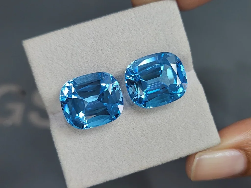 Pair of large topaz Swiss Blue cushion cut 31.31 carats, Brazil Image №4