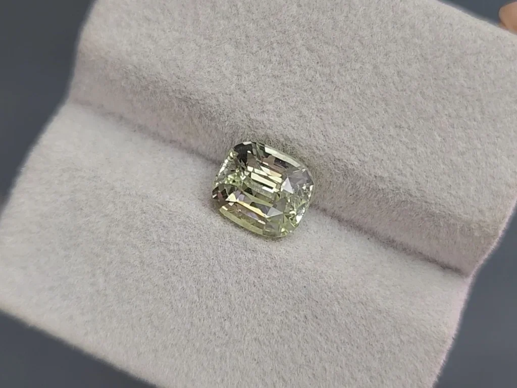 Green chrysoberyl cushion cut 3.12 carats, Sri Lanka Image №4