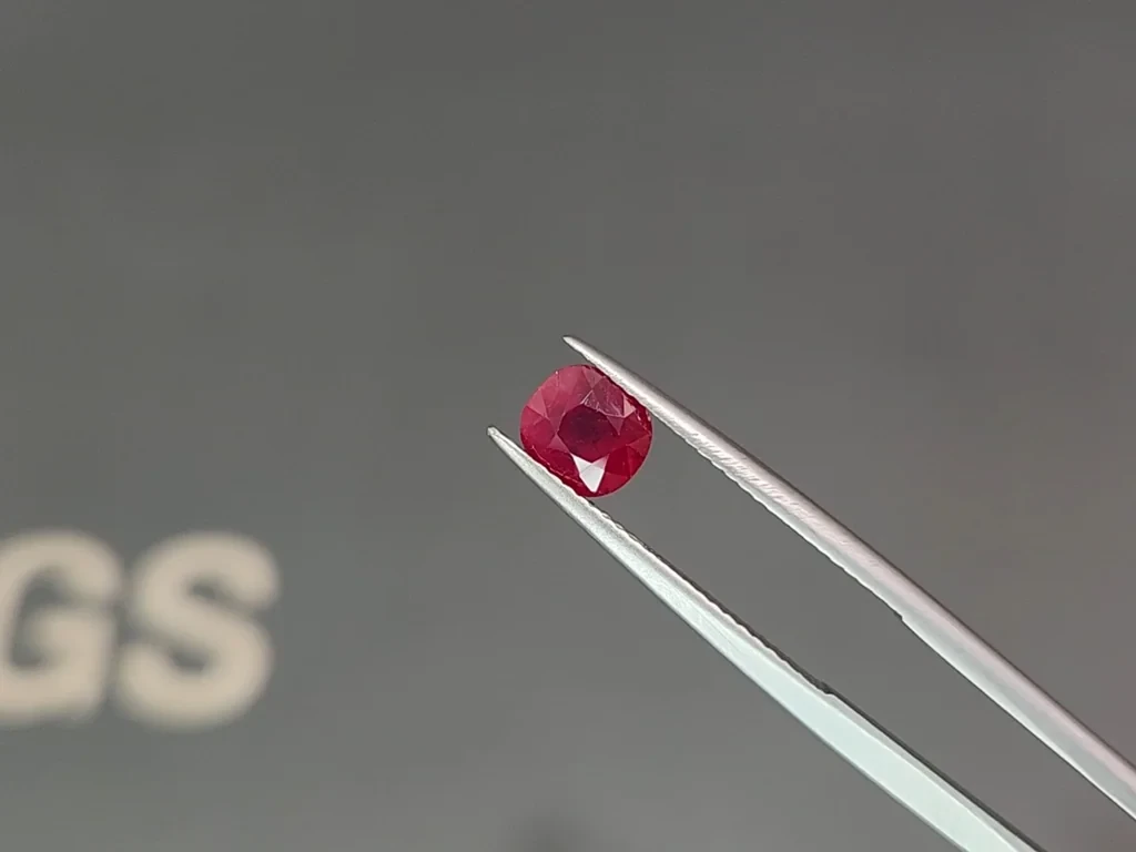 Unheated ruby Pigeon's blood cushion cut 1.25 carats, Burma  Image №3
