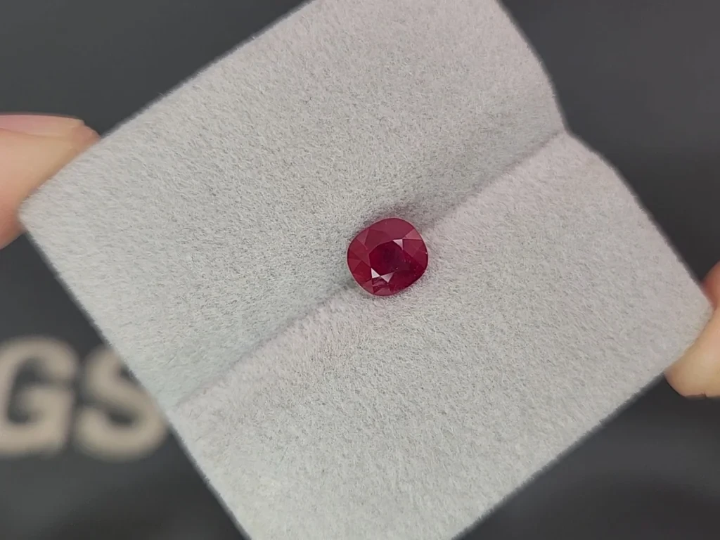 Unheated ruby Pigeon's blood cushion cut 1.25 carats, Burma  Image №4