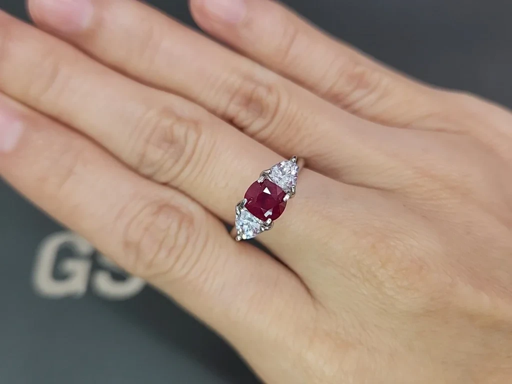 Unheated ruby Pigeon's blood cushion cut 1.25 carats, Burma  Image №5