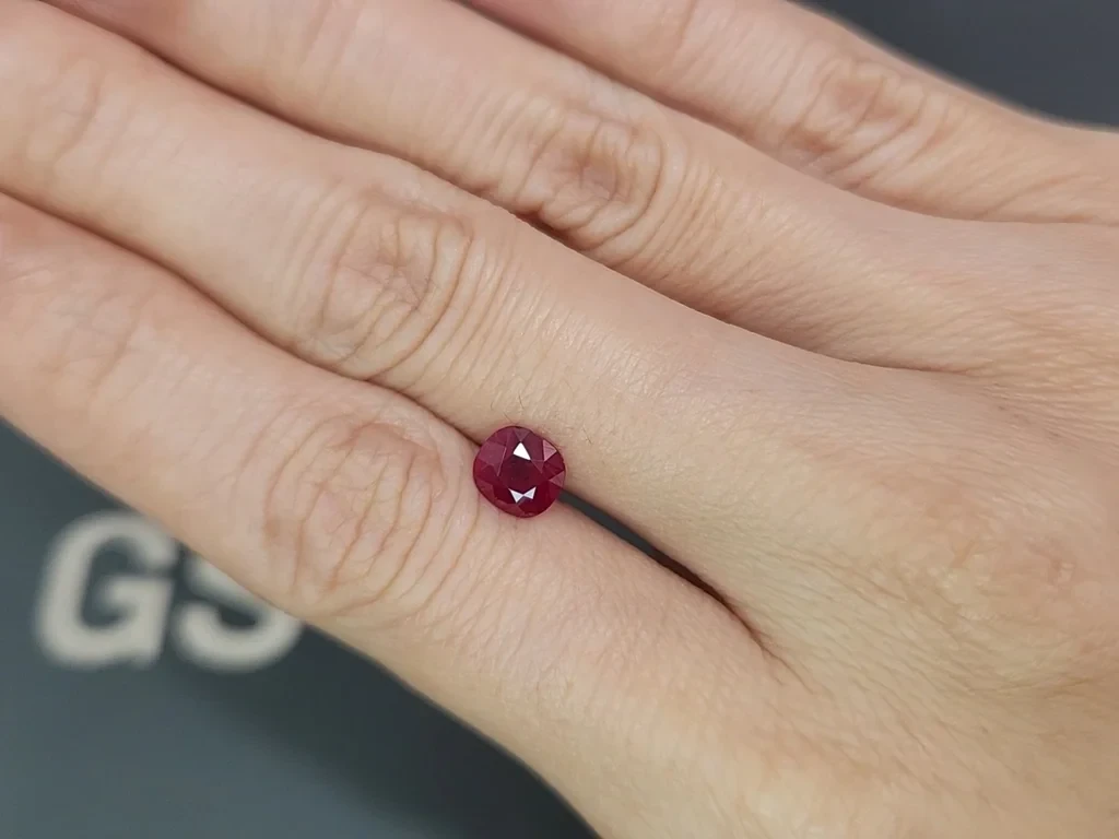 Unheated ruby Pigeon's blood cushion cut 1.25 carats, Burma  Image №2