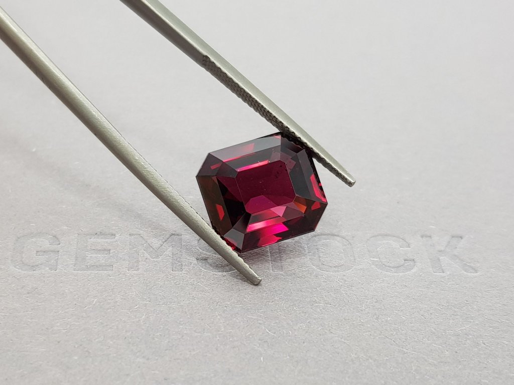Octagon-cut red rhodolite garnet 11.08 carats from Mozambique Image №2