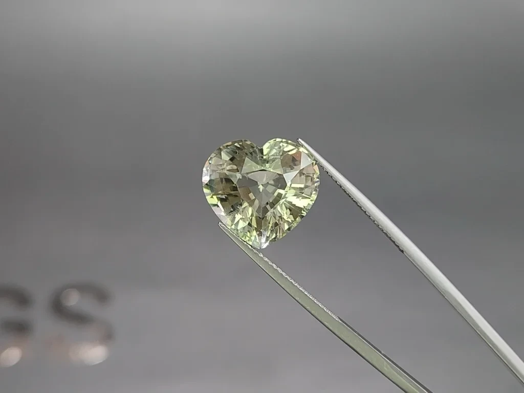 Light green beryl heart shape 10.70 carats, Africa Image №3