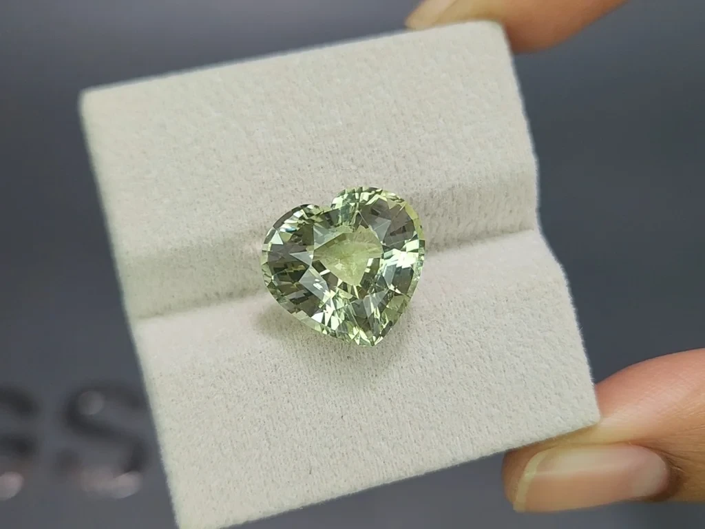 Light green beryl heart shape 10.70 carats, Africa Image №4