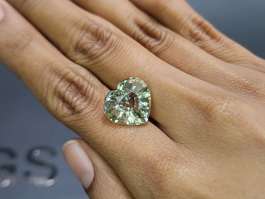 Light green beryl heart shape 10.70 carats, Africa Image №5