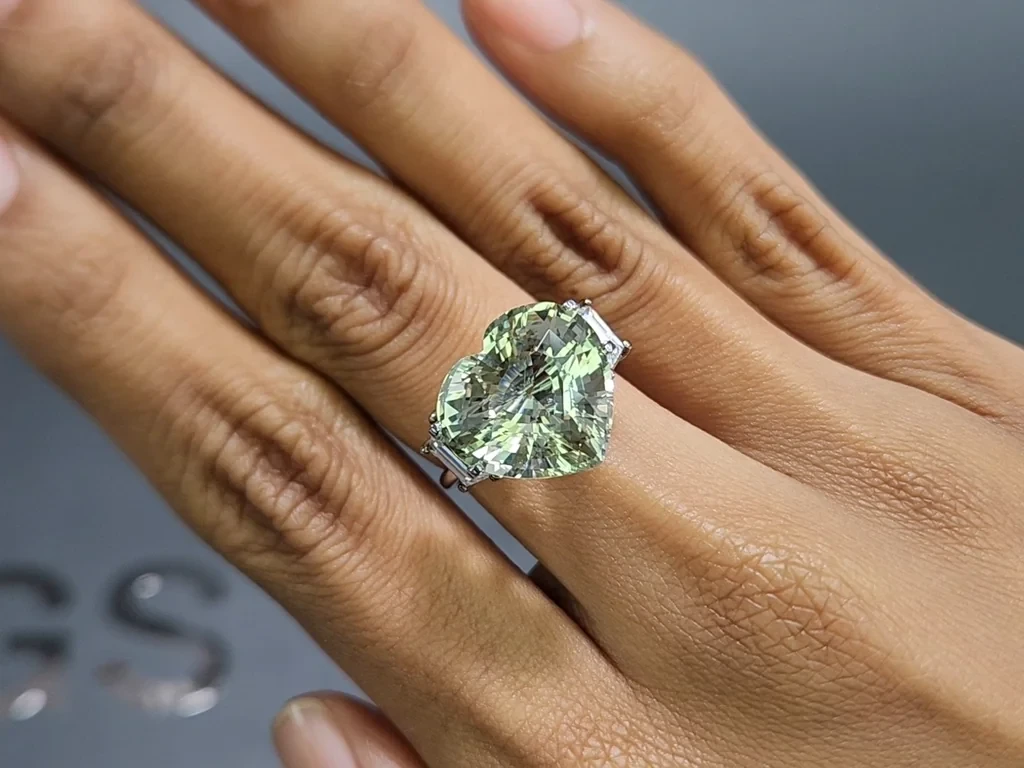 Light green beryl heart shape 10.70 carats, Africa Image №2
