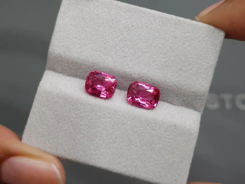 Pair of bright cushion-cut Mahenge spinels 4.11 carats, Tanzania Image №4