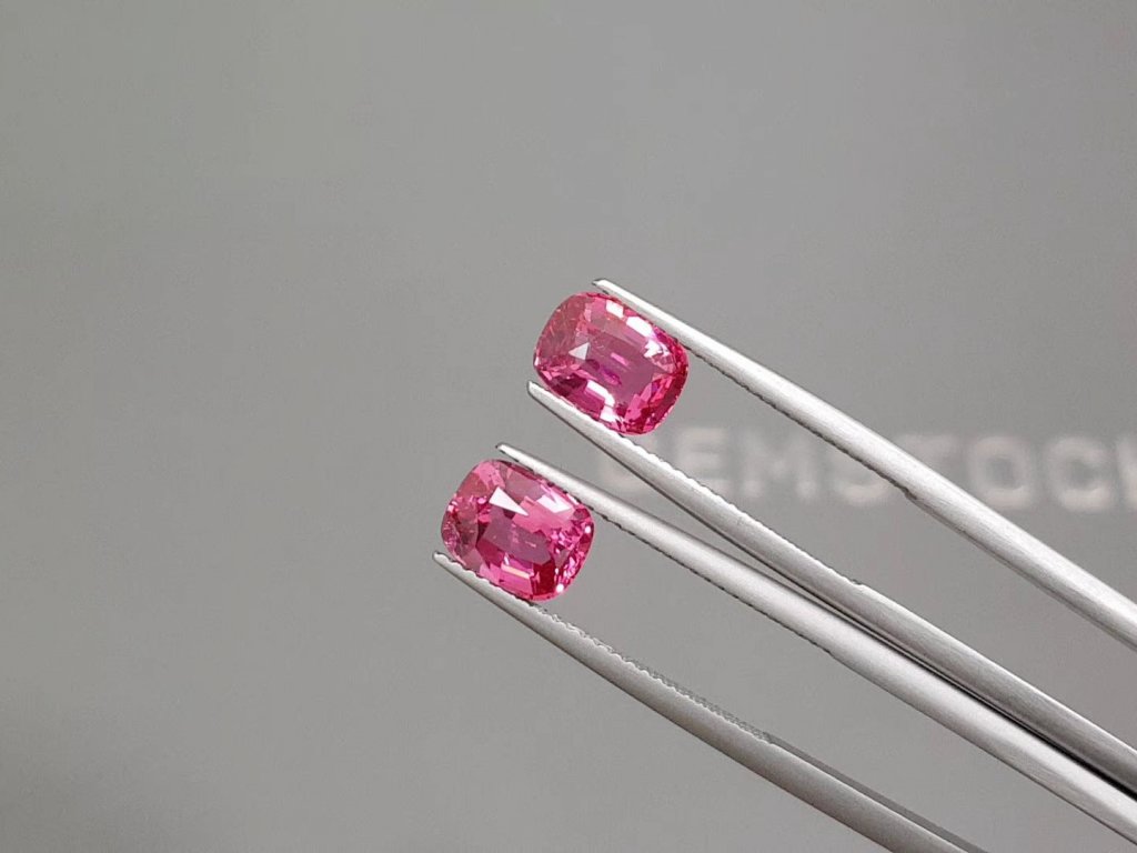 Pair of bright cushion-cut Mahenge spinels 4.11 carats, Tanzania Image №3