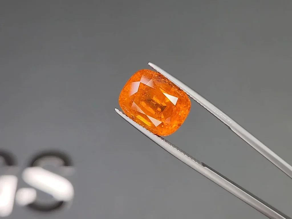 Large Fanta spessartite garnet in cushion cut 12.44 carats, Africa Image №3