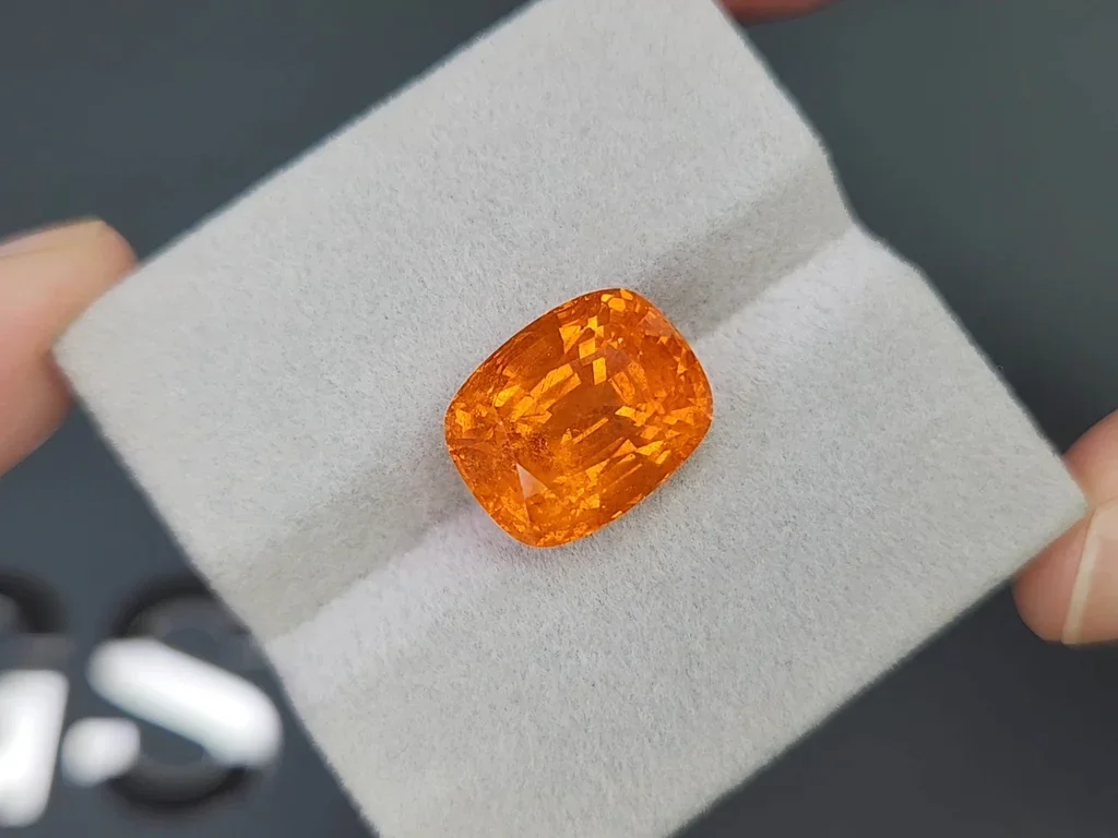 Large Fanta spessartite garnet in cushion cut 12.44 carats, Africa Image №4