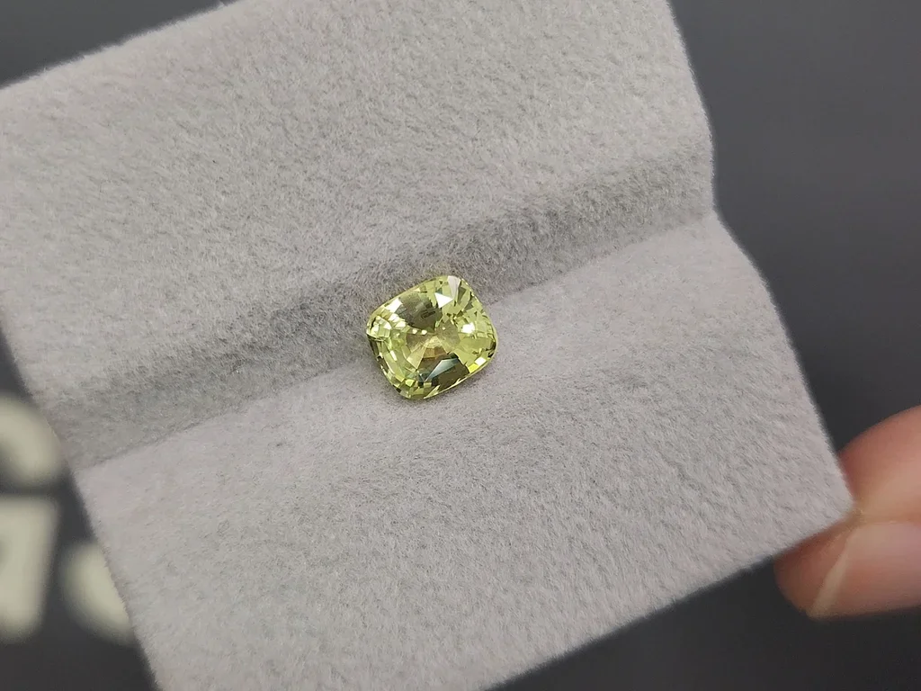 Chrysoberyl in cushion cut 1.55 carats, Sri Lanka   Image №4