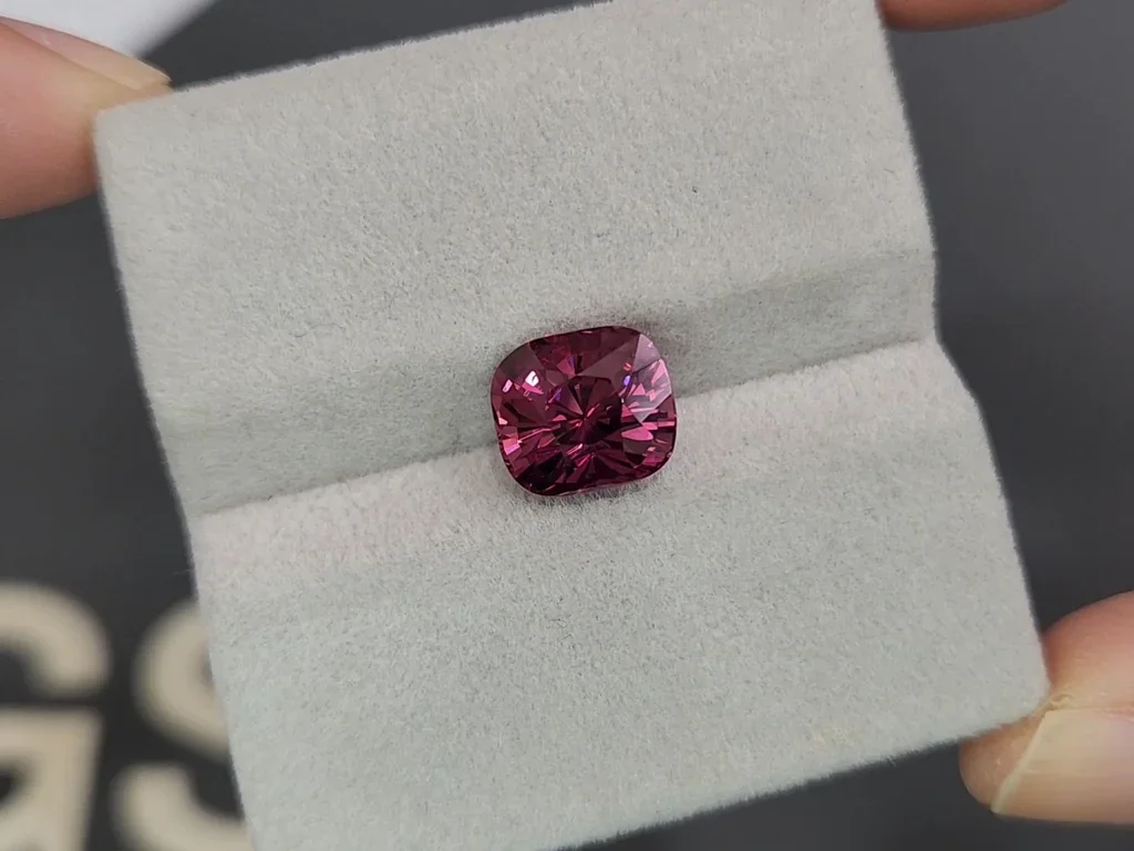 Vibrant purple-pink spinel in cushion cut 4.03 carats, Tanzania Image №4