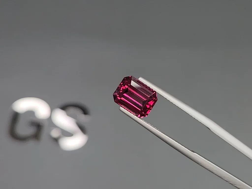 Garnet rhodolite octagon cut 3.86 carats, Africa Image №3