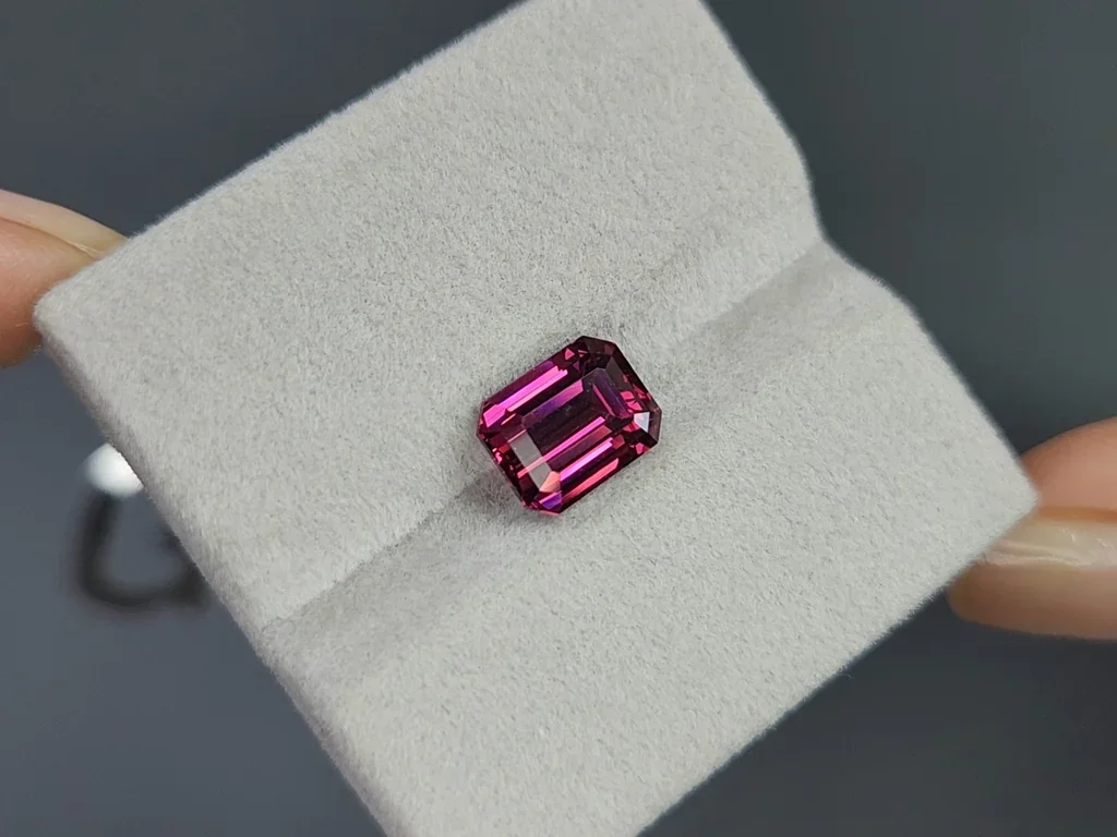 Garnet rhodolite octagon cut 3.86 carats, Africa Image №4