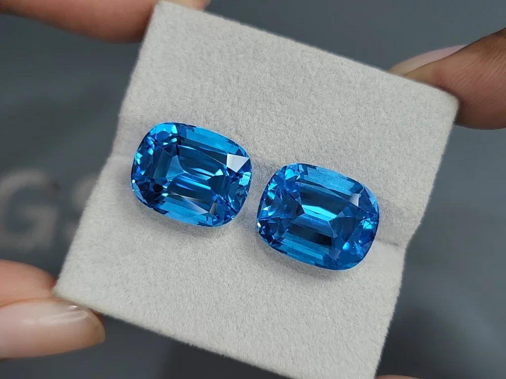 Pair of large topaz Vivid Swiss Blue cushion cut  25.93 carats, Brazil  Image №4