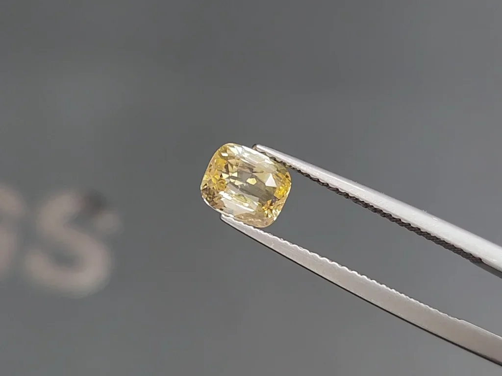 Unheated yellow sapphire cobashon cut 1.54 carats, Sri Lanka Image №3