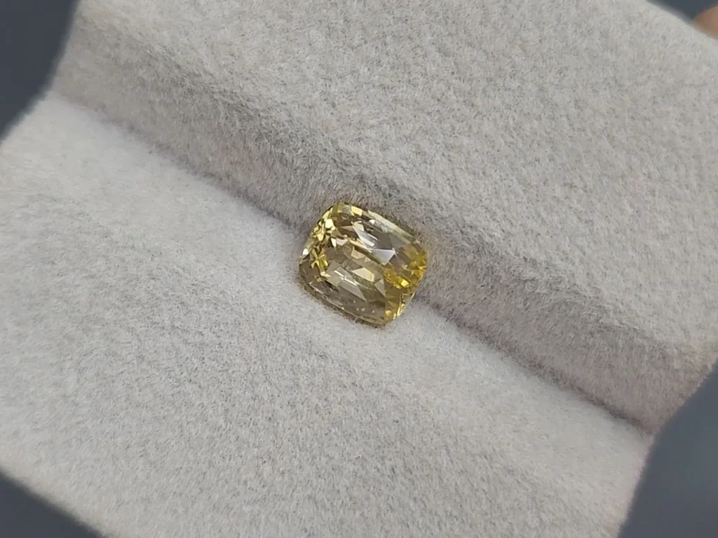 Unheated yellow sapphire cobashon cut 1.54 carats, Sri Lanka Image №4