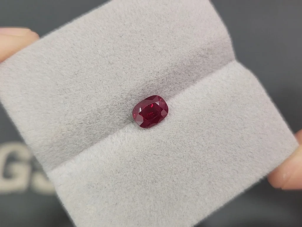 Unheated ruby Pigeon's blood  cushion cut 1.09 carats, Burma  Image №4