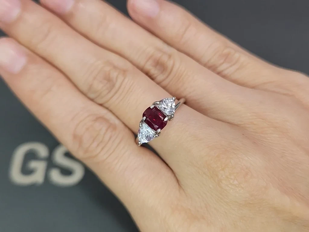 Unheated ruby Pigeon's blood  cushion cut 1.09 carats, Burma  Image №5