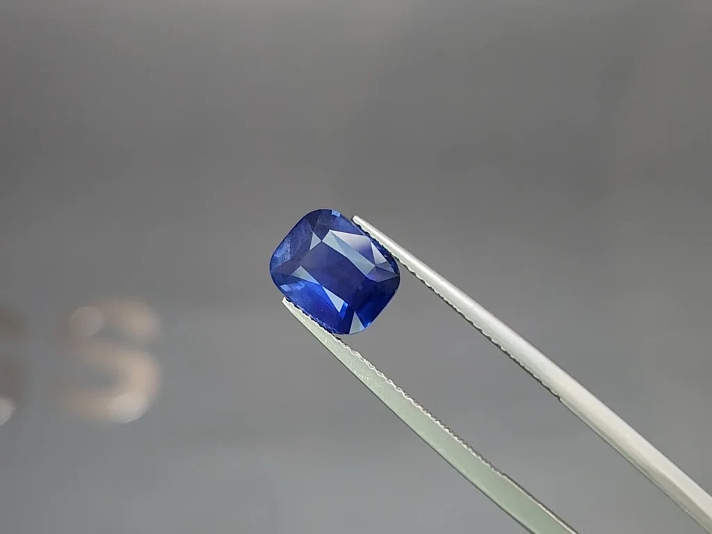 Unheated sapphire Royal Blue cushion cut 3.55 carats, Sri Lanka Image №3
