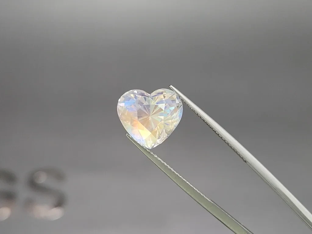 Rainbow moonstone heart shape 7.04 carats, Madagascar Image №3