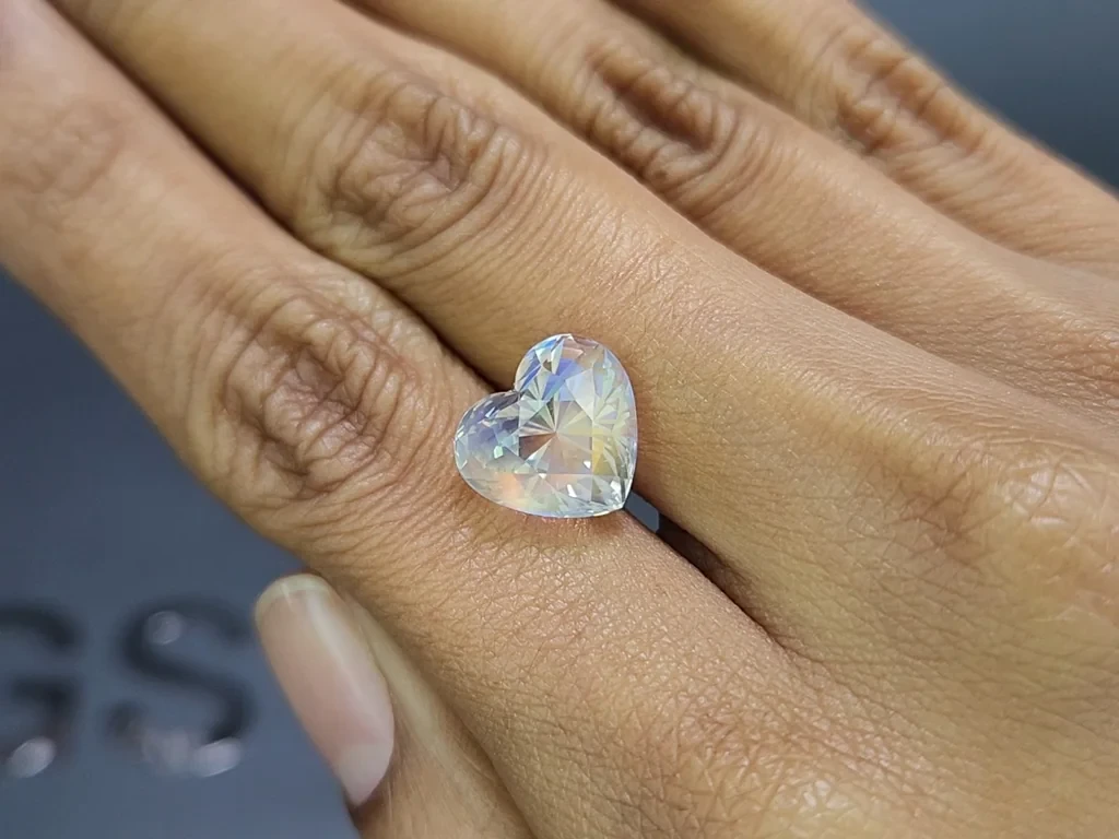 Rainbow moonstone heart shape 7.04 carats, Madagascar Image №2