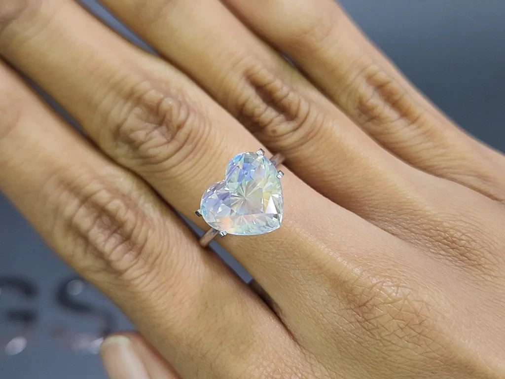 Rainbow moonstone heart shape 7.04 carats, Madagascar Image №5