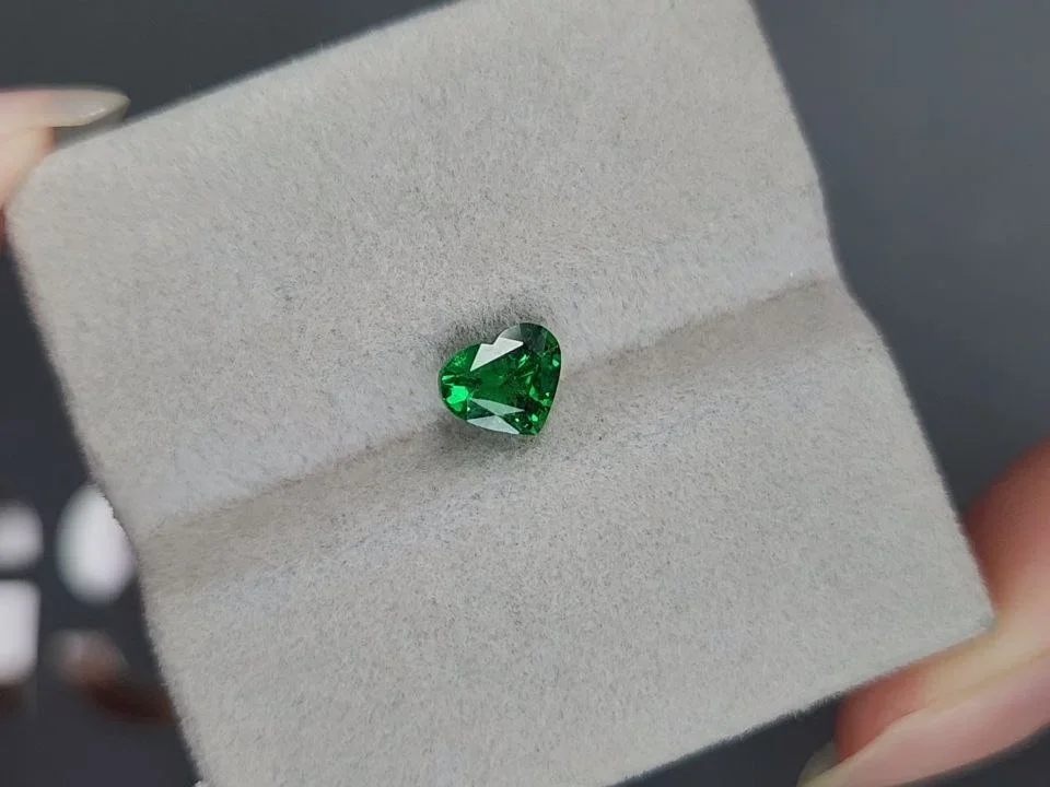 Vivid Green tsavorite garnet in heart shape 1.02 carats, Tanzania  Image №4