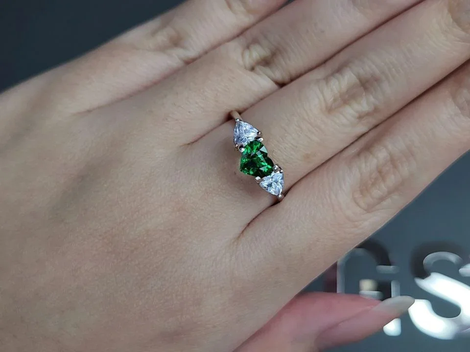 Vivid Green tsavorite garnet in heart shape 1.02 carats, Tanzania  Image №5