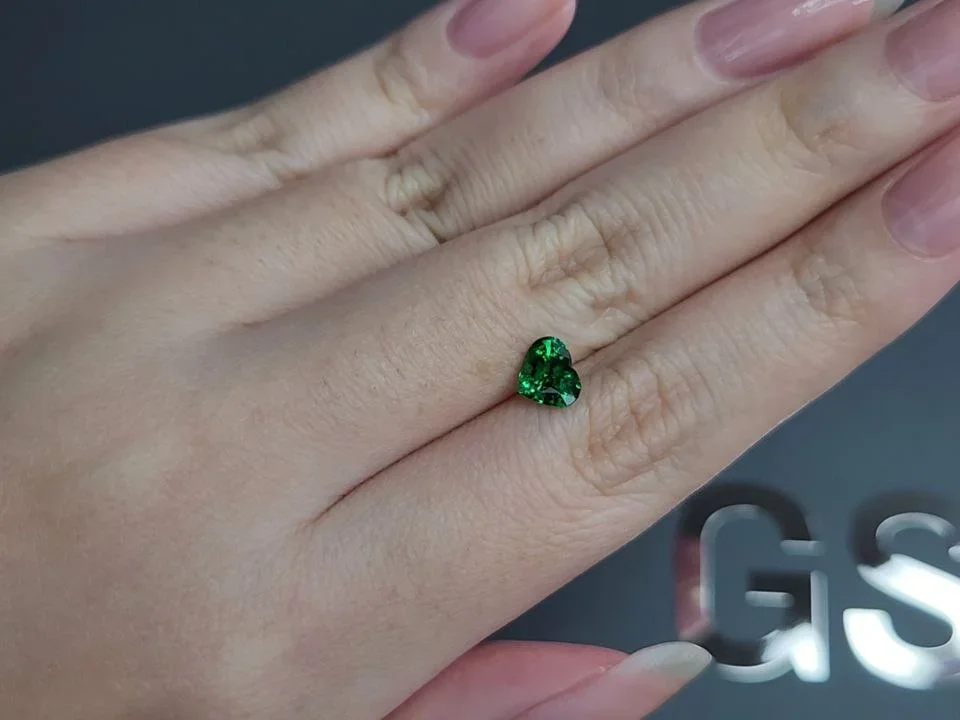 Vivid Green tsavorite garnet in heart shape 1.02 carats, Tanzania  Image №2