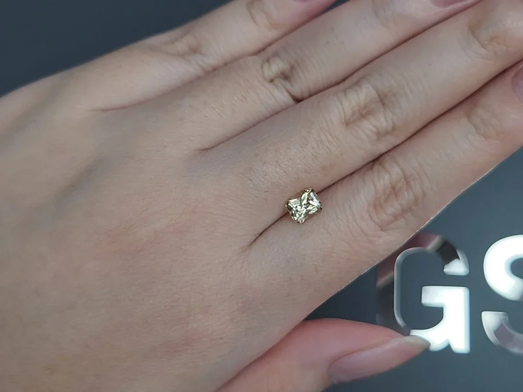 Pastel yellow sapphire in octagon cut  0.97 carats, Madagascar  Image №2