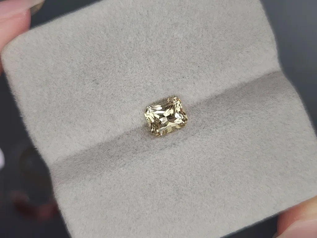 Pastel yellow sapphire in octagon cut  0.97 carats, Madagascar  Image №4