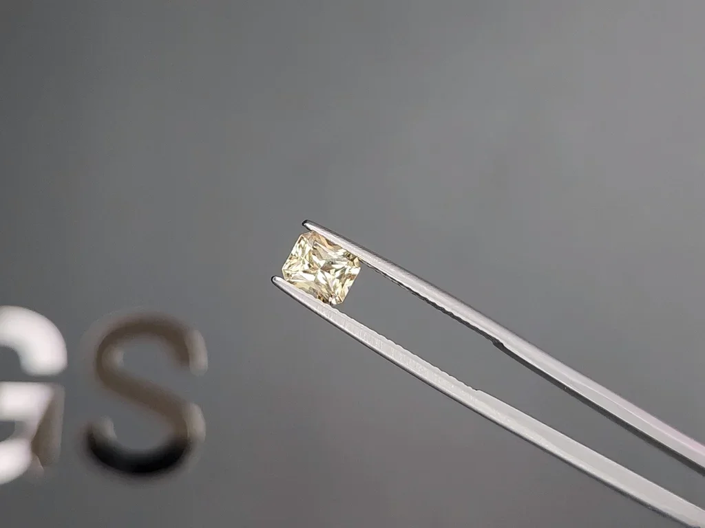 Pastel yellow sapphire in octagon cut  0.97 carats, Madagascar  Image №3