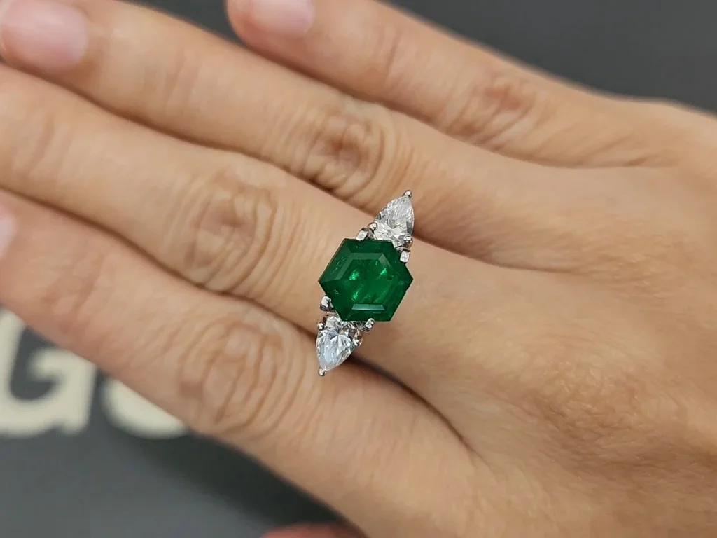 Emerald Vivid Green hexagon cut 3.00 carats, Pakistan Image №5