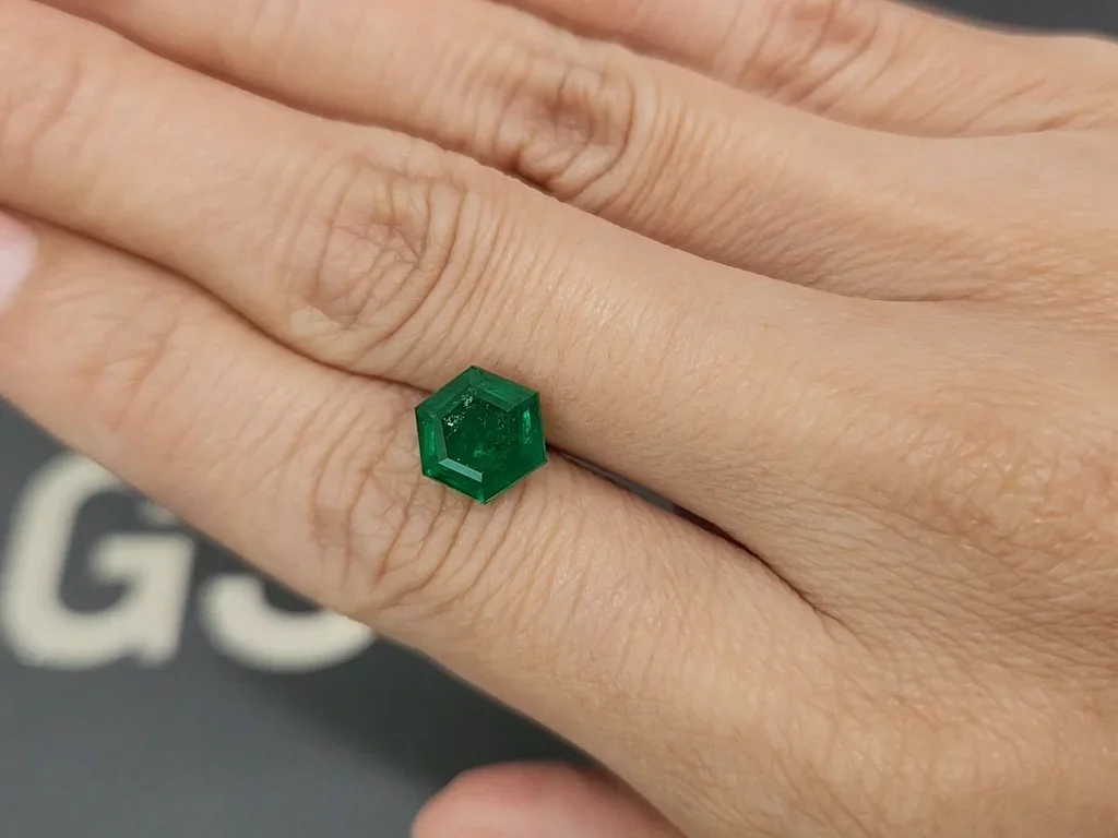 Emerald Vivid Green hexagon cut 3.00 carats, Pakistan Image №2