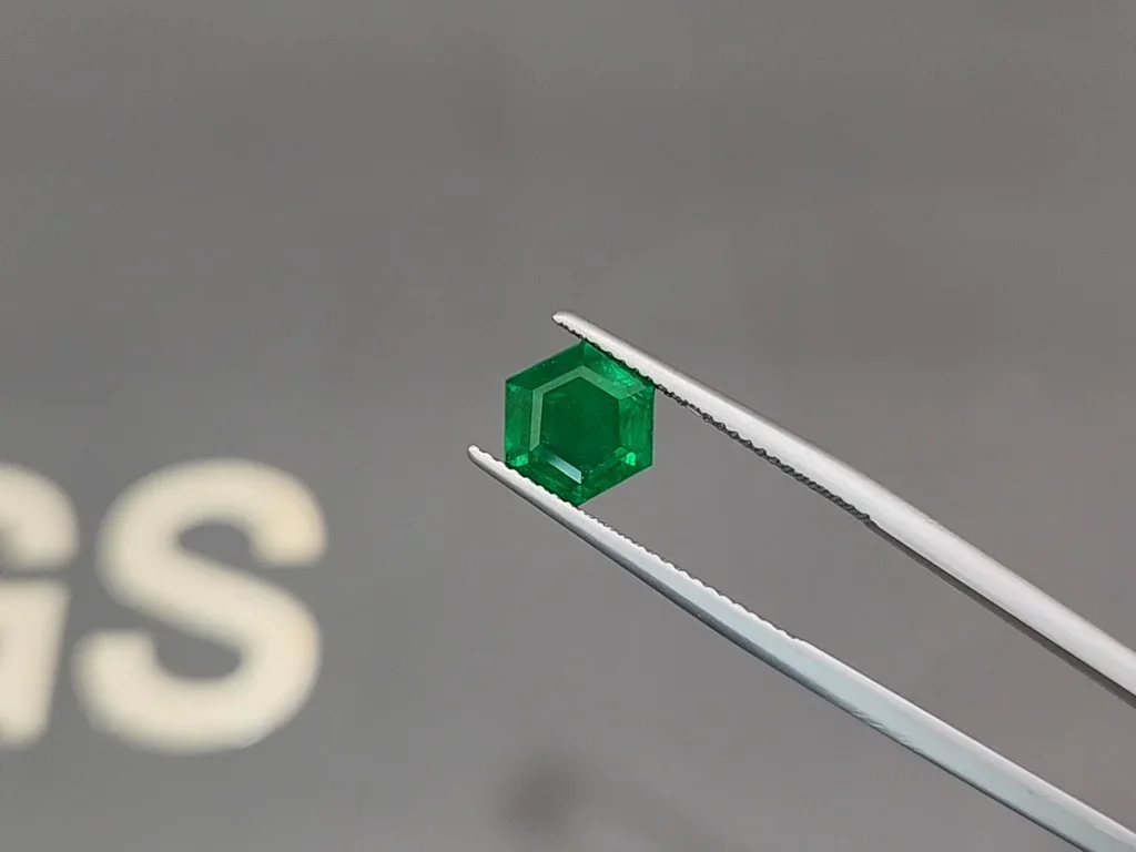 Emerald Vivid Green hexagon cut 3.00 carats, Pakistan Image №3