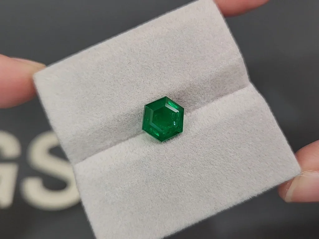 Emerald Vivid Green hexagon cut 3.00 carats, Pakistan Image №4