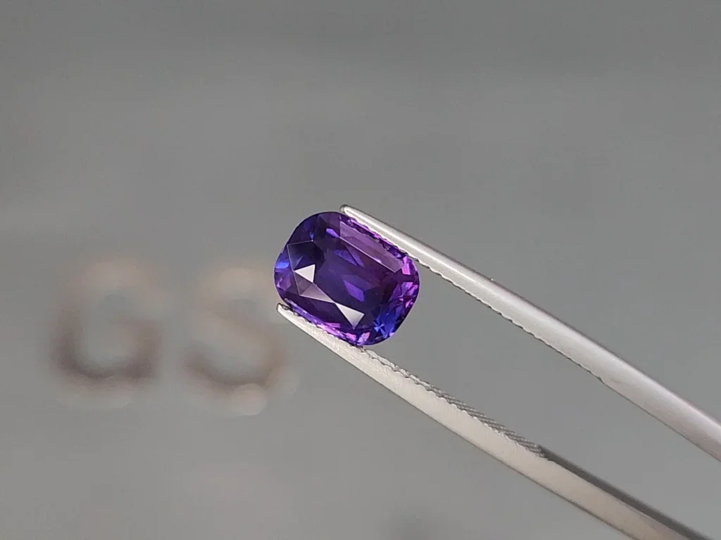 Unheated purple sapphire cushion cut 3.06 carats, Sri Lanka Image №3