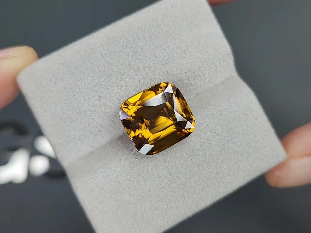 Yellow large cushion-cut zircon 14.38 carats, Tanzania Image №4