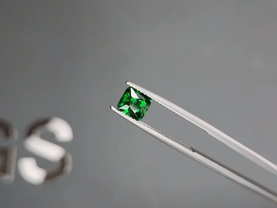 Vivid green tsavorite garnet in radiant cut 1.27 carats, Tanzania  Image №3