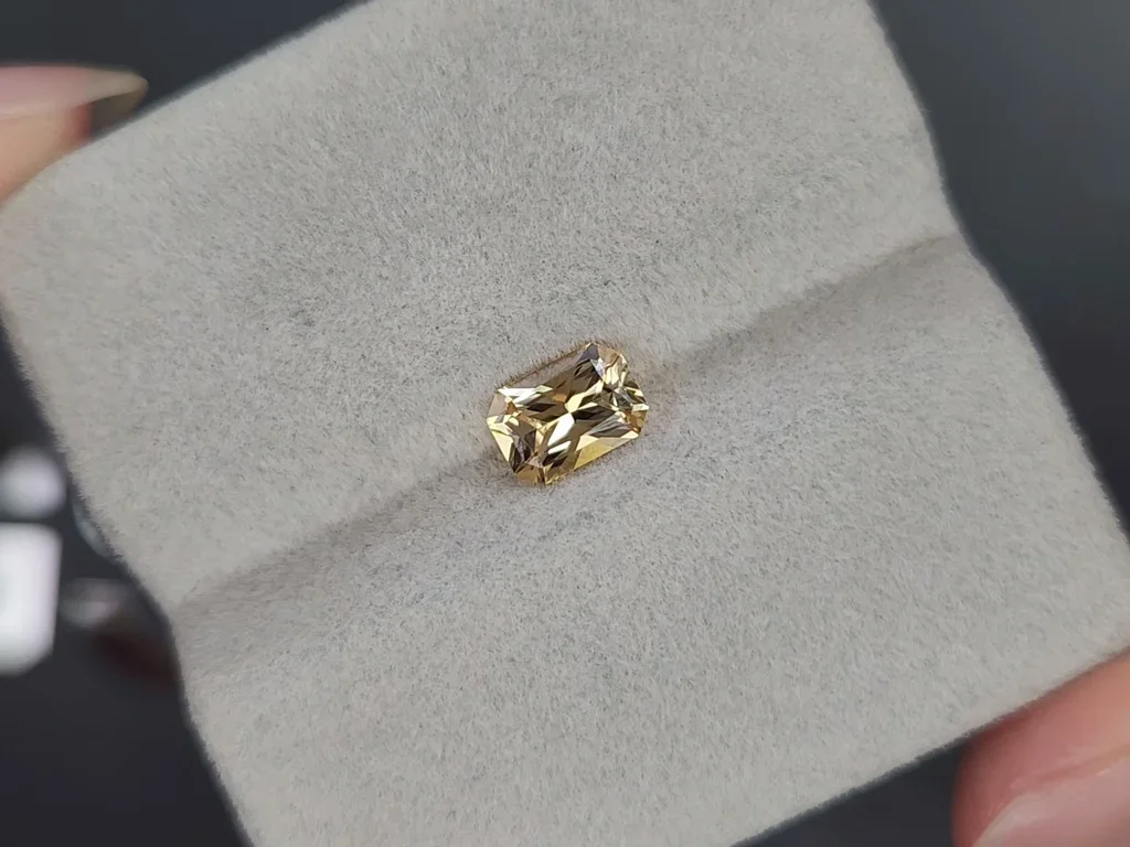 Orange-yellow sapphire in octagon cut 0.95 carats, Madagascar Image №4