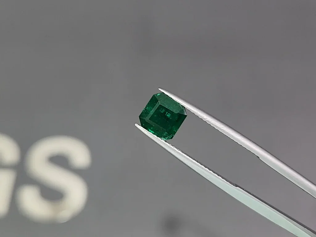 Emerald Vivid Green octagon cut 2.02 carats, Pakistan Image №3