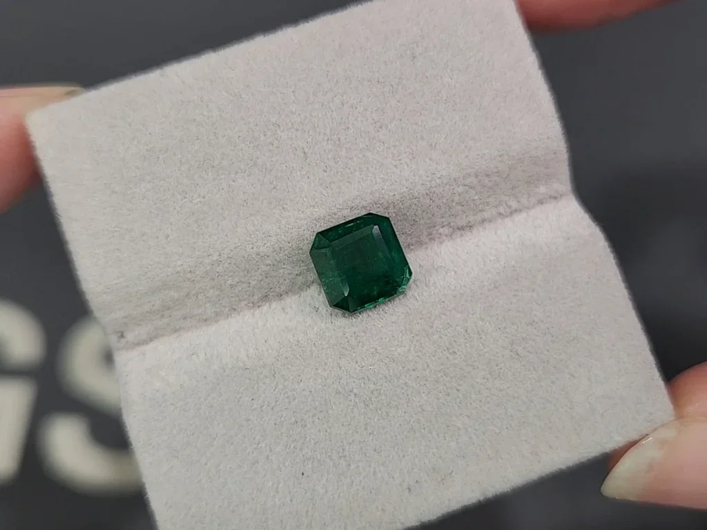 Emerald Vivid Green octagon cut 2.02 carats, Pakistan Image №4