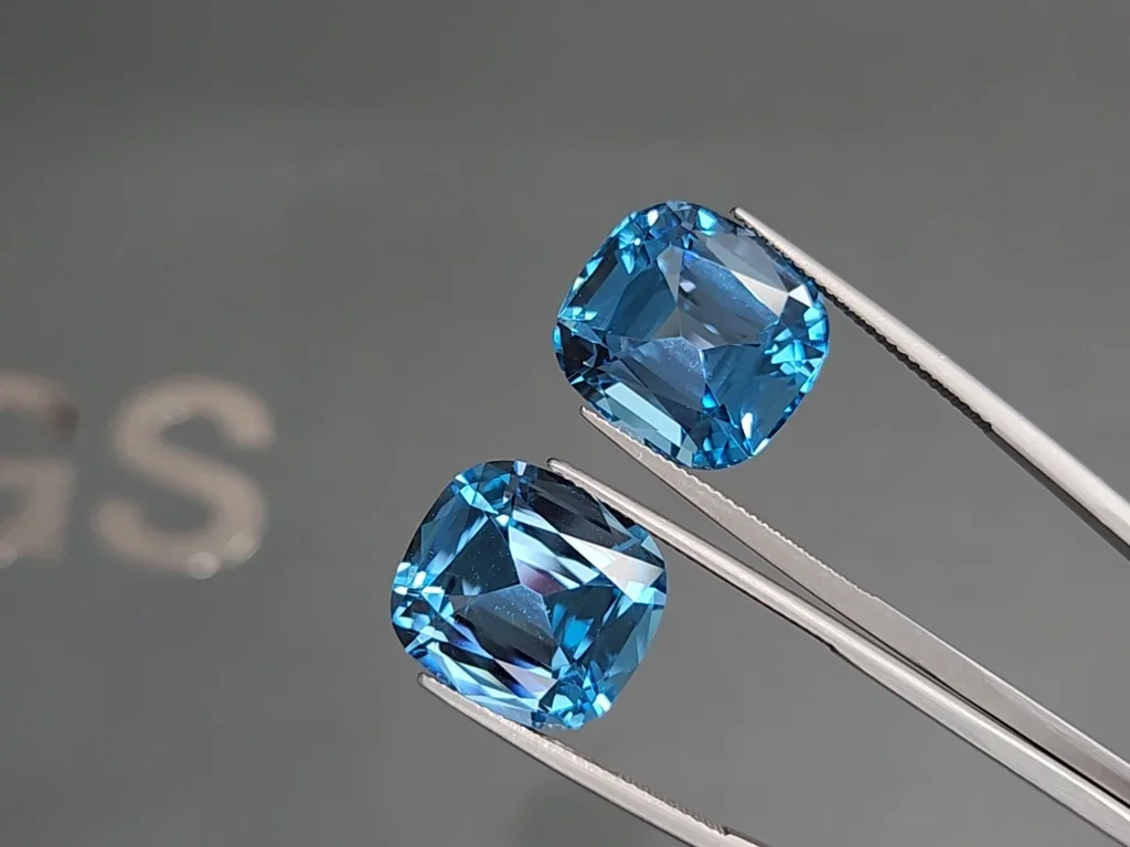 Pair of large topaz Vivid Swiss Blue cushion cut 34.17 carats, Brazil  Image №3