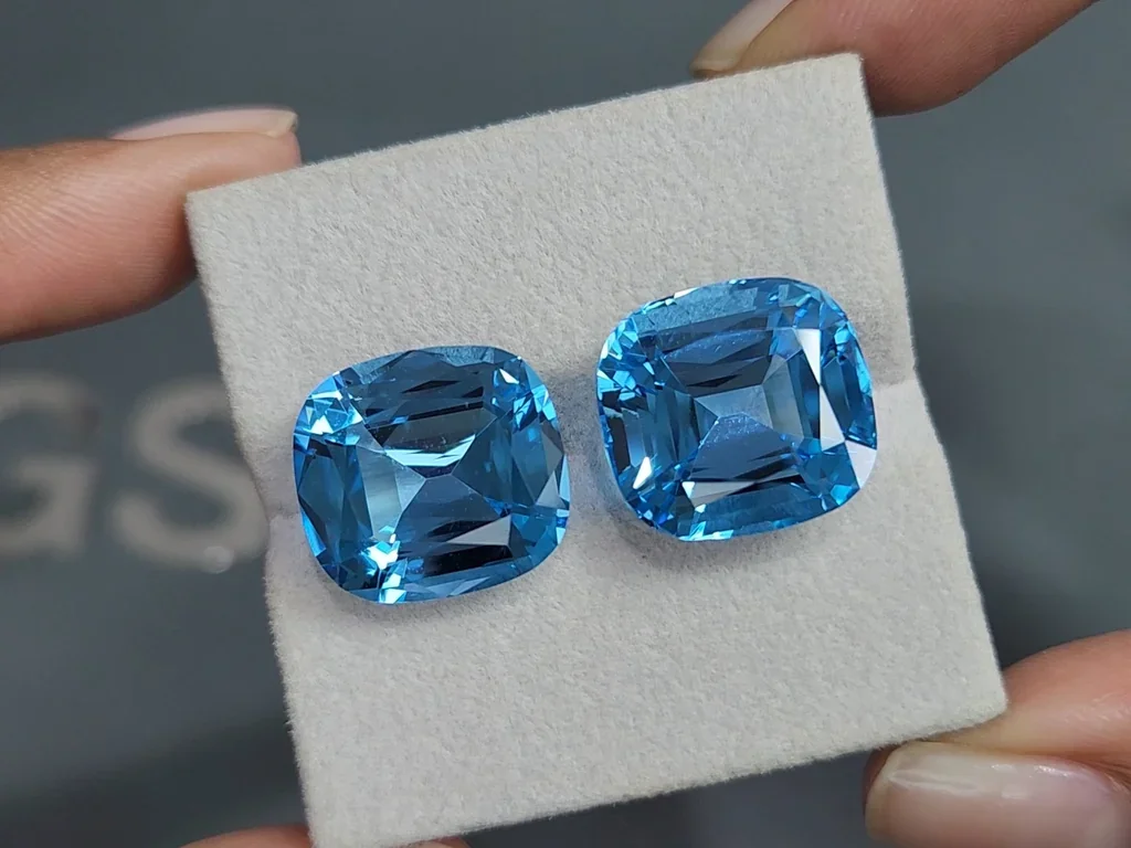 Pair of large topaz Vivid Swiss Blue cushion cut 34.17 carats, Brazil  Image №4