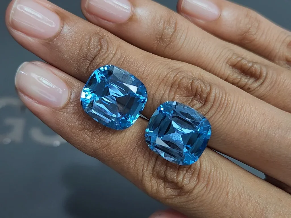 Pair of large topaz Vivid Swiss Blue cushion cut 34.17 carats, Brazil  Image №2